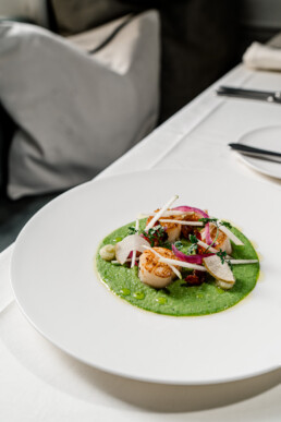 Jakobsmuscheln mit Speckchips Granny Smith Kräuteröl Erbsen-Minze-Püree