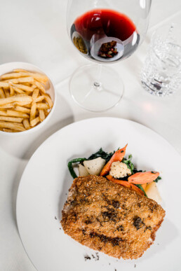 Kalbs-Cordon bleu gefüllt mit Trüffelbrie Landrauchschminken mit Saisongemüse und Pommes frites