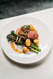 Lammracks mit Massaman-Curry Erdnüssen Bimi Brokkoli frittierten Schalotten und jungen Kartoffeln im Restaurant Heugümper