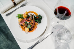 Lammracks mit Massaman-Curry Erdnüssen Bimi Brokkoli frittierten Schalotten und jungen Kartoffeln