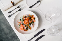 Nüsslisalat Meerrettichdressing geräucherter Lachs gepickelter Kohlrabi Pastinakenchips