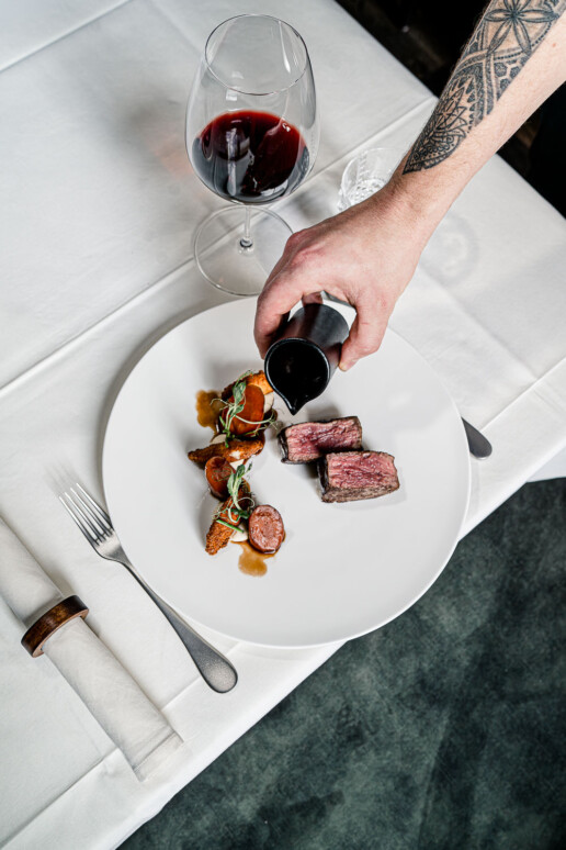 Rindsfilet mit Jus und frittierten Sellerietaschen und geschmorten Karotten