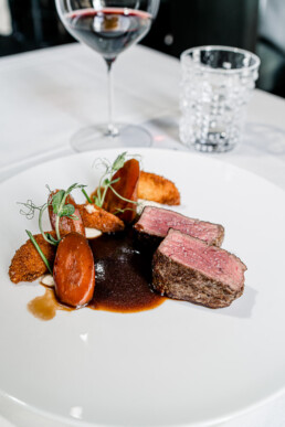 Rindsfilte mit Jus frittierten Sellerietaschen und geschmorten Karotten mit Rotwein