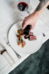 Rindsfilte mit Jus frittierten Sellerietaschen und geschmorten Karotten