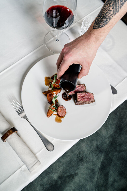 Rindsfilte mit Jus frittierten Sellerietaschen und geschmorten Karotten