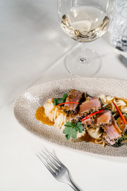 Tuna im Sesammantel mit Ingwer-Mango-Sauce Pak Choi und Wasabikartoffelpüree mit Weisswein