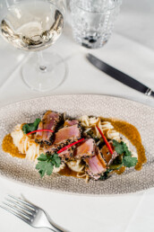 Tuna im Sesammantel mit Ingwer-Mango-Sauce Pak Choi und Wasabikartoffelpüree