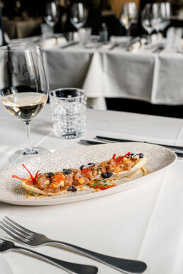 Tunawürfel mariniert mit Chicorée Blutorange Avocado Forellenrogen im Restaurant Heugümper