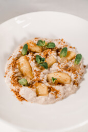 Zimtmousse mit Calvadosäpfeln und Lotuscrumble