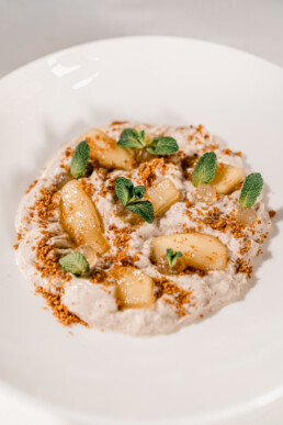 Zimtmousse mit Calvadosäpfeln und Lotuscrumble